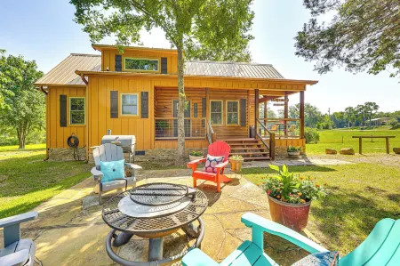 Secluded and Peaceful Tree Top Cabin with Loft Отели в г. Бисмарк Тауншип