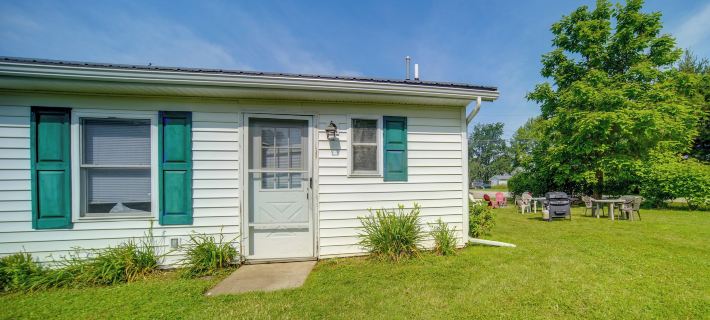 Charming Cottage w/ Yard < 1 Mi to Lake Erie! Ξενοδοχεία στην πόλη Ashtabula County