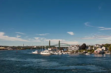 The Bow Hotel Отели рядом с достопримечательностью «St. John's Episcopal Church»