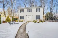 Walk to Dining Downtown Lenox Guest House! - Homestays