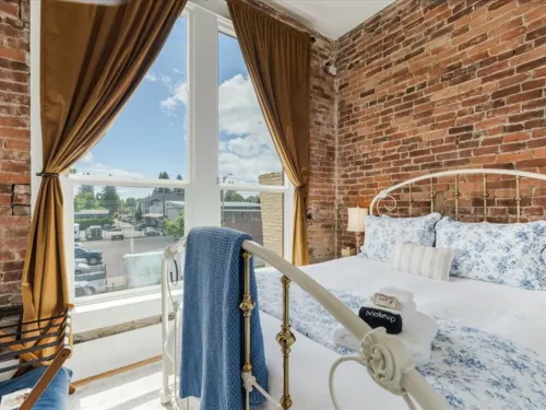 Entire 1888 Historic Loft – 3Br, 2.5BA Private Retreat in Downtown Newberg