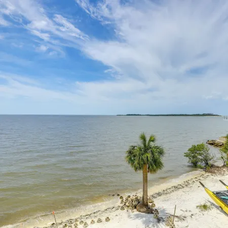 Walkable Beachfront Retreat on Cedar Key!