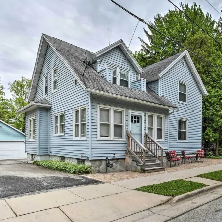 Walkable Lake Elkhart Apt Dine, Shop, Swim!