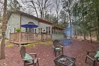 Deck & Fire Pit: Cozy Pocono Mountain Home - Kylpylä
