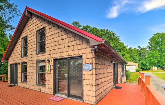 Ohio River Views: Home w/ Fireplace & Deck!