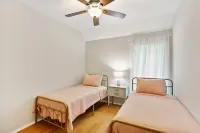 รีทรีทสำหรับครอบครัว: สระว่ายน้ำและแหล่งบันเทิง! บ้าน 4 ห้องนอน โดย เรดอว์นนิ่ง