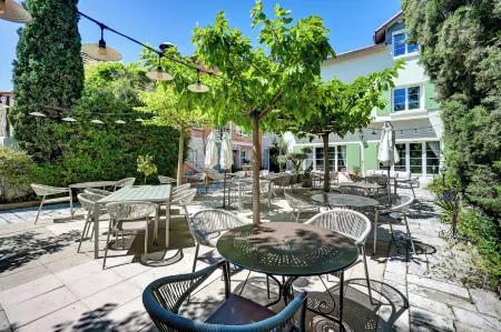 Logis Hotel le Blason de Provence Отели в г. Лориоль-дю-Конта