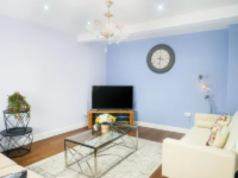D'Luxe 5-Bed House - Sleeps 12 & Private Parking Hotels in Isleworth