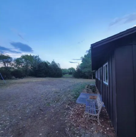 Cozy One-Bedroom Cabin on Peaceful 38 Acres Отели в г. Медора