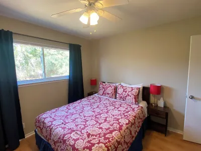 Peaceful seclusion yet minutes from downtown Austin Отели рядом с достопримечательностью «Saint Stephens Episcopal School Football Stadium»