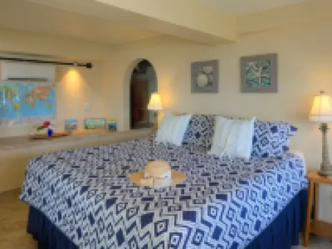 Couples Retreat, Sweeping VIEWS, Kayaks Await at the Beach! Hotels in Coral Bay