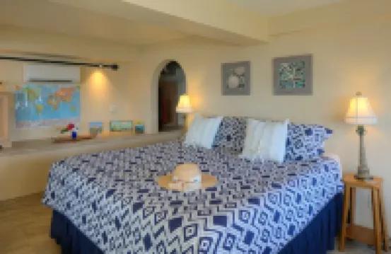 Couples Retreat, Sweeping VIEWS, Kayaks Await at the Beach!