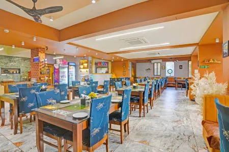 FabHotel Siddharth Inn - Nr Siddharth Bunglows Отели в г. Гандинагар