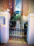 Secluded Cozy Cottage in Historic Downtown