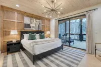 Indoor Pool, Hot Tub, Firepit, Theater All-season Retreat Kings Crown by Avantstay