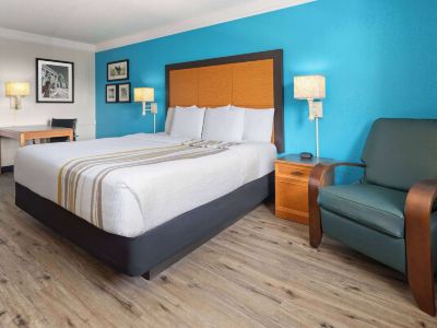 La Quinta Inn by Wyndham Pittsburgh Airport