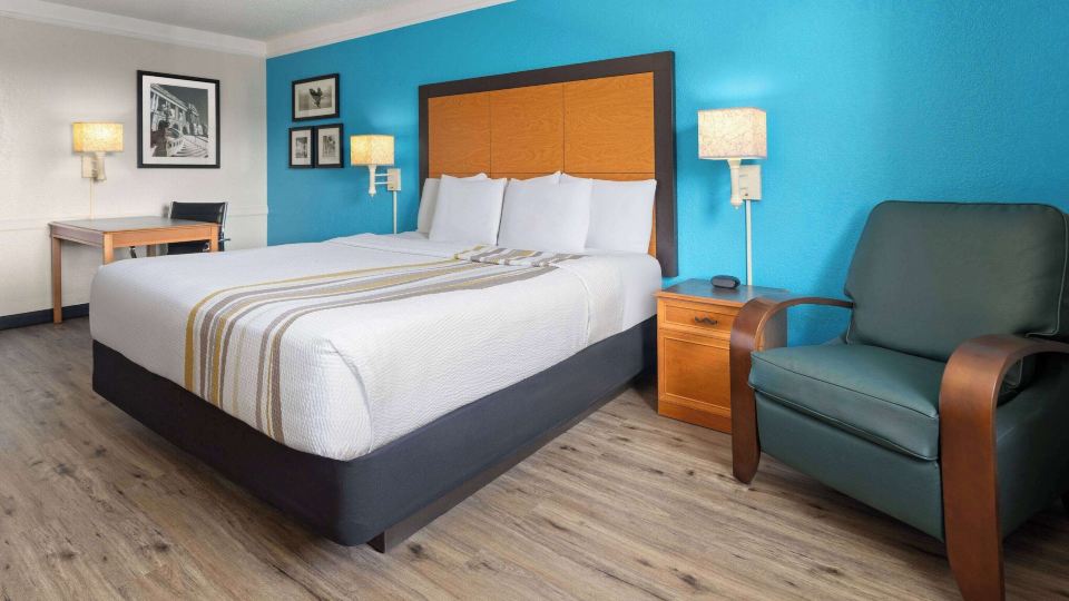 La Quinta Inn by Wyndham Pittsburgh Airport