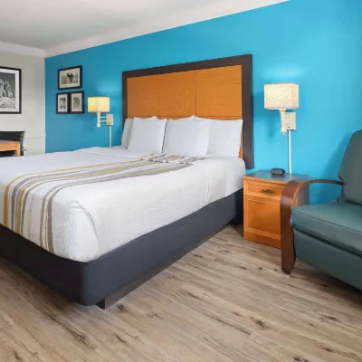 La Quinta Inn by Wyndham Pittsburgh Airport Hotels near Pittsburgh International Airport
