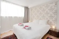 Stylish Apt w/ Charming Balcony in the Very Center