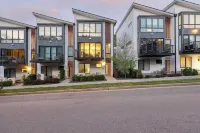 Sleek Modern Stay w/ Balcony & Parking Near Broadway 9th Ave
