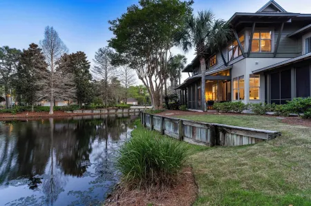 Serene Pondfront Stay w View Pool Access Walk to Baytowne Wharf