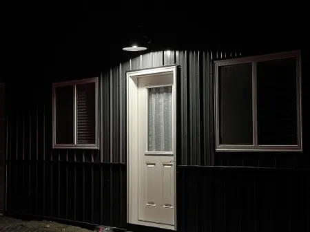 Beautiful modern 2 bedroom apartment, near trails, with big parking lot