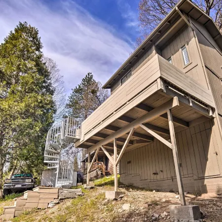 Crestline Cabin w/ Deck: 1 Mi to Lake Gregory