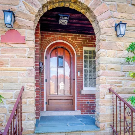 Silver Springs Home Walk to Downtown!