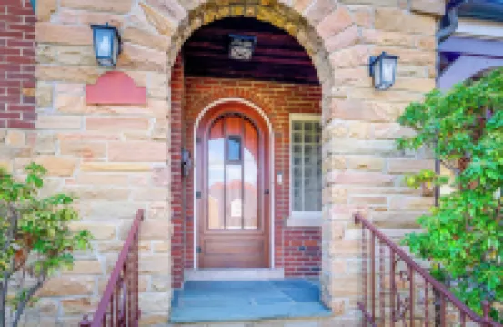 Silver Springs Home Walk to Downtown!