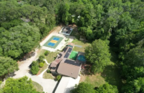 The Nest: Cozy 1-bedroom apartment in fabulous Gainesville with pickleball!