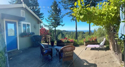 Peacefull hilltop cottage with huge ocean views!