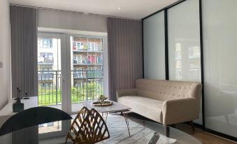 Sunny Gardens 3-Bed Apartment in London