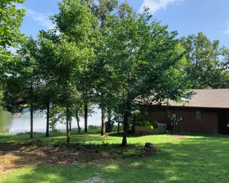 Cabin in Hardy on Kiwanie Lake with fishing boat & kayak, near Spring River Hoteles en Condado de Sharp