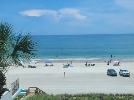 Direct OCEAN FRONT, Super Clean, GREAT REVIEWS, Cozy & Neighborly Отели рядом с достопримечательностью «Парк Ван Авеню»