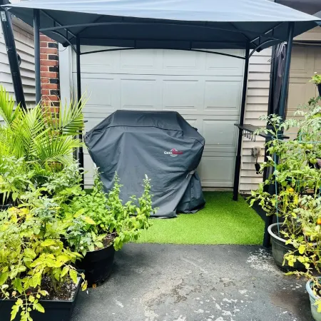 Cozy 2-bedroom Gem in charming North Bergen with Parking, backyard, and grill Отели в г. Норт-Берген