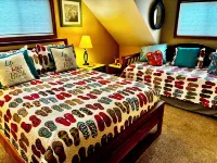 CLEAN ~Lake Michigan Sandy Beach Access~ Pet Friendly ~ Hot tub ~ Sleeps 10 - พร้อมWifi