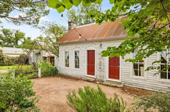 Historic Home: Walking distance to historic square, beach, & hiking trail!