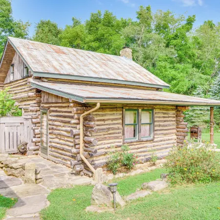 1800s Romantic Cabin! Fireplace and 3 Jacuzzi Tubs