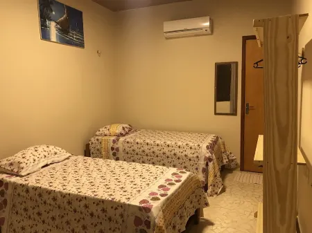 RUSTIC MANSION 11 SUITES 50 BEDS NEXT TO BEACH PARK Отели рядом с достопримечательностью «Аквапарк "Бич Парк"»