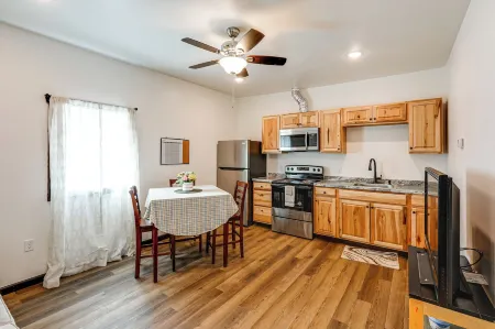 Less Than 2 Mi to Dtwn Pet-Friendly Getaway in Fairbanks Отели рядом с достопримечательностью «Заказник Френдс оф Кримерс Филд эт Кримерс Филд Мигратори Уотерфоул»