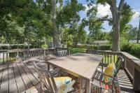 Earth & Echo-Nature-Inspired -  Themed Bedrooms + Firepit + Walk to Brookside