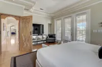 Private heated pool, Luxury Mediterranean Mansion sleeps 16