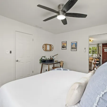 Hot Tub, King Bed, Coffee Bar - Walk to town!