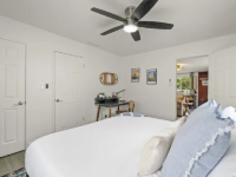Hot Tub, King Bed, Coffee Bar - Walk to town!
