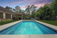 Private Saltwater Pool, No Stairs, Sleeps 8, Bunk Bed, Games, Gym, Near Beaches!