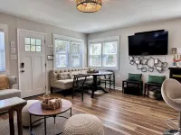 All Spruced Up Cottage, 1 block to beach, outside oasis, pet friendly, WiFi Hotels in Villas