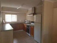 BANYA BLISS - quiet, cosy unit close to beach, cafes, bowls club and RSL