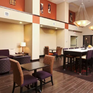 Hampton Inn & Suites by Hilton Fargo Medical Center