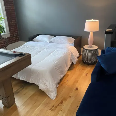 Swanky 1-bedroom loft apartment, located directly on Market street Отели в г. Корнинг