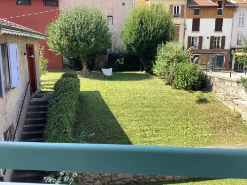 Charming 2-bedroom apartment with garden in the center of town for rent Hotels in Allevard